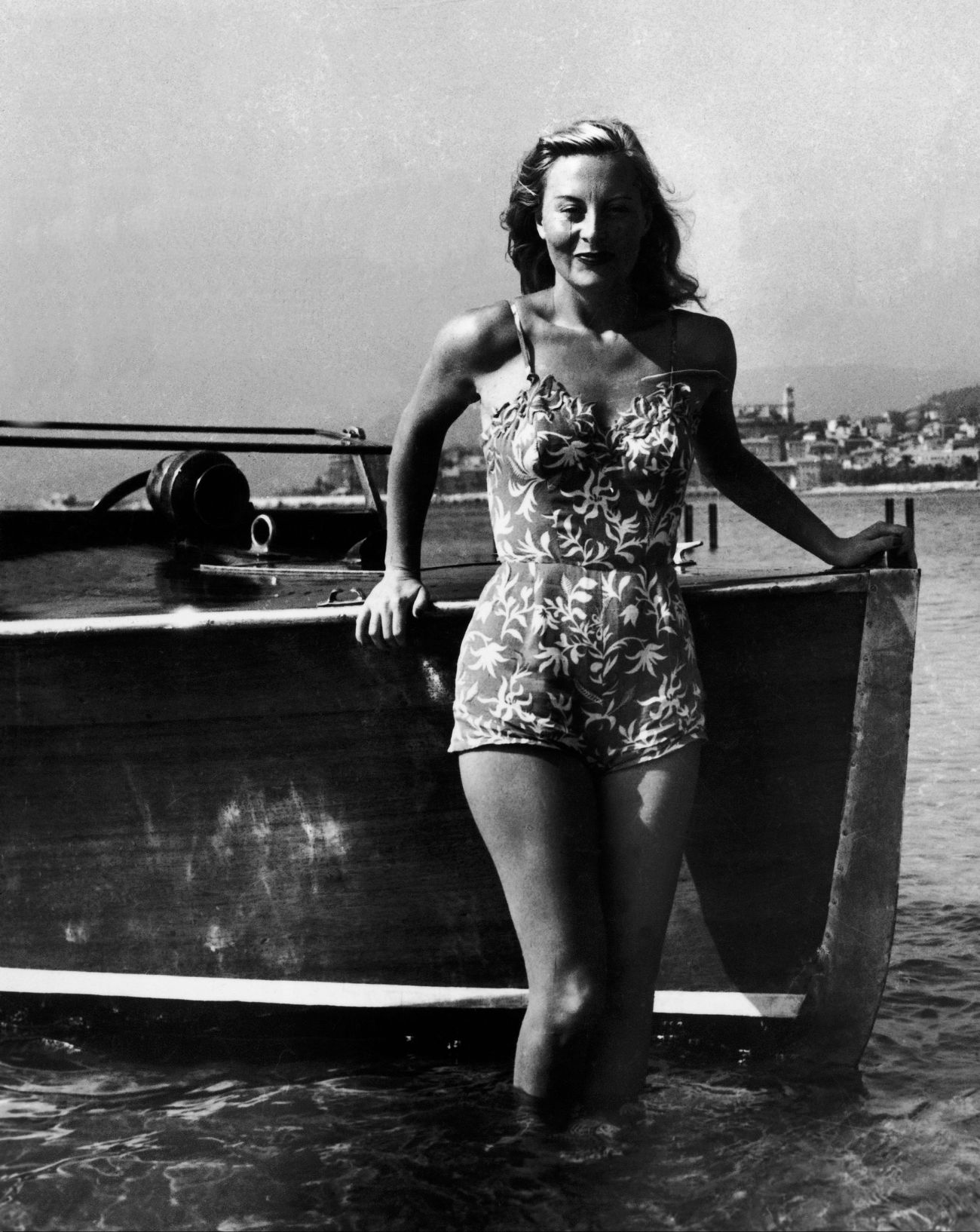 L’actrice française Michèle Morgan pose en maillot de bain lors du 1er Festival de Cannes, à Cannes, en France, en 1946.