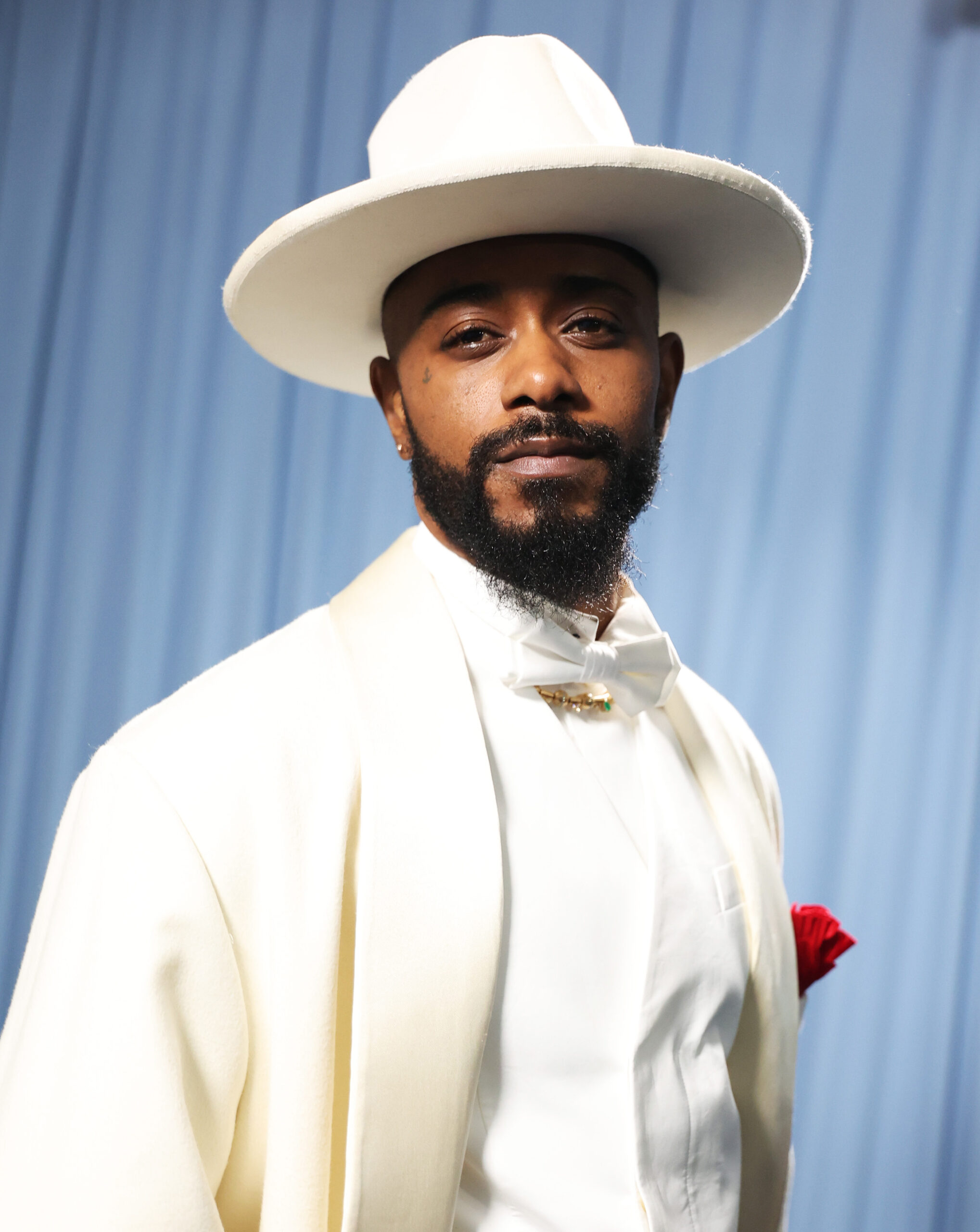 En costume blanc Ferragamo, l'acteur et rappeur Lakeith Stanfield prend la pose au Met Gala 2025.