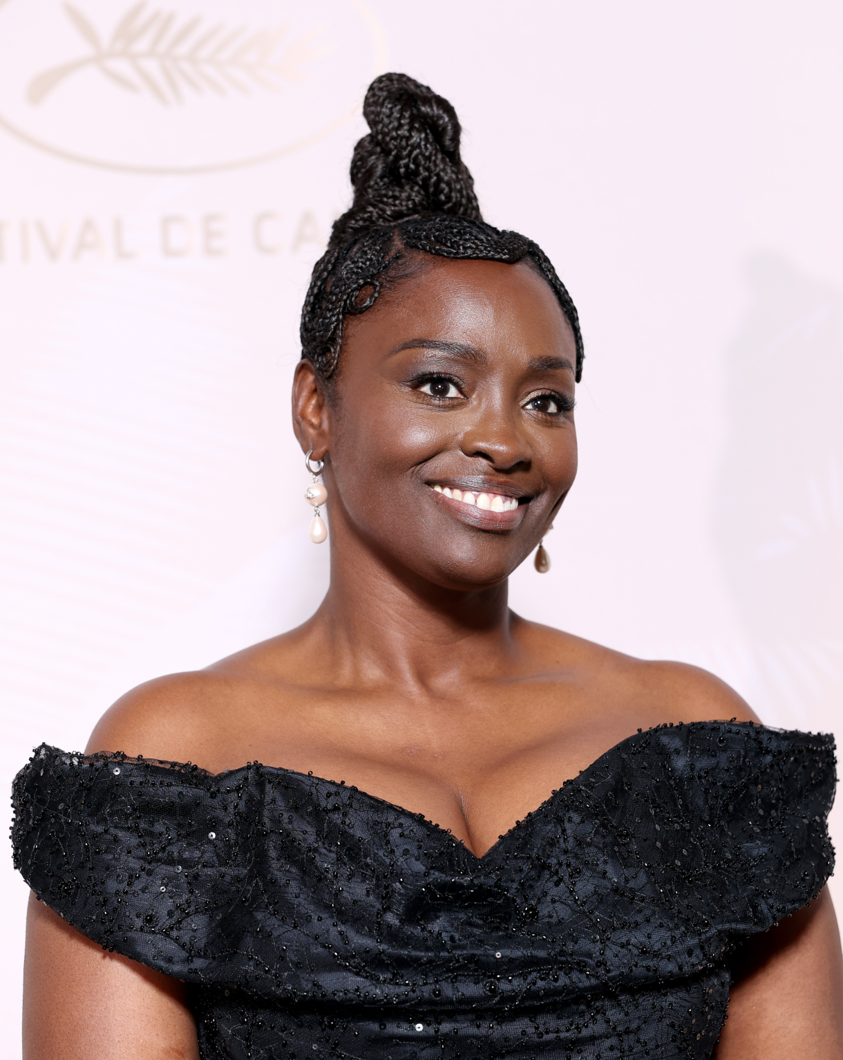 Dans une robe noire, l’actrice Aïssa Maïga sourit à la caméra lors de la cérémonie d’ouverture de la 78e édition du Festival de Cannes, le 13 mai 2025.