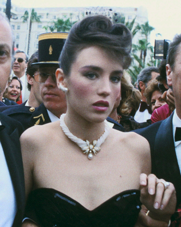 Isabelle Adjani en robe de soirée entourée d'une marée de personnes au Festival de Cannes 1983.