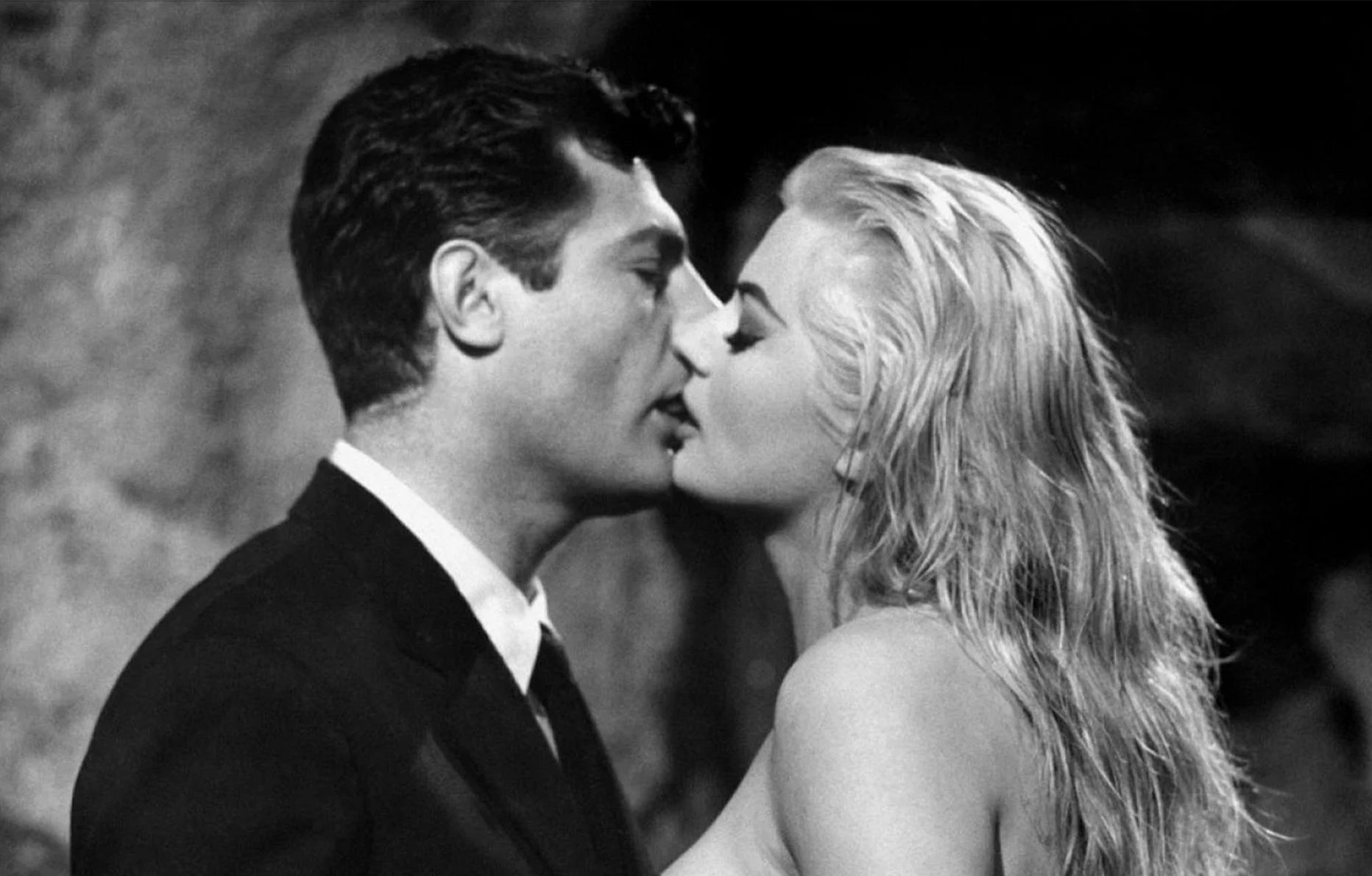 Marcello Mastroianni et Anita Ekberg dans le film La Dolce Vita (1960) © Pathé Distribution.