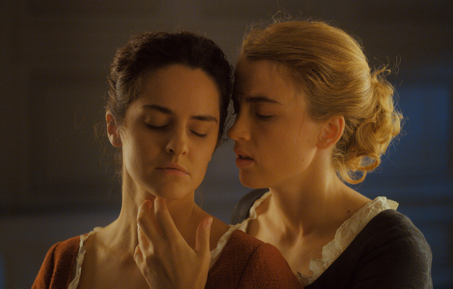 Adèle Haenel et Noémie Merlant s'étreignent dans le film Portrait de la jeune fille en feu (2019).