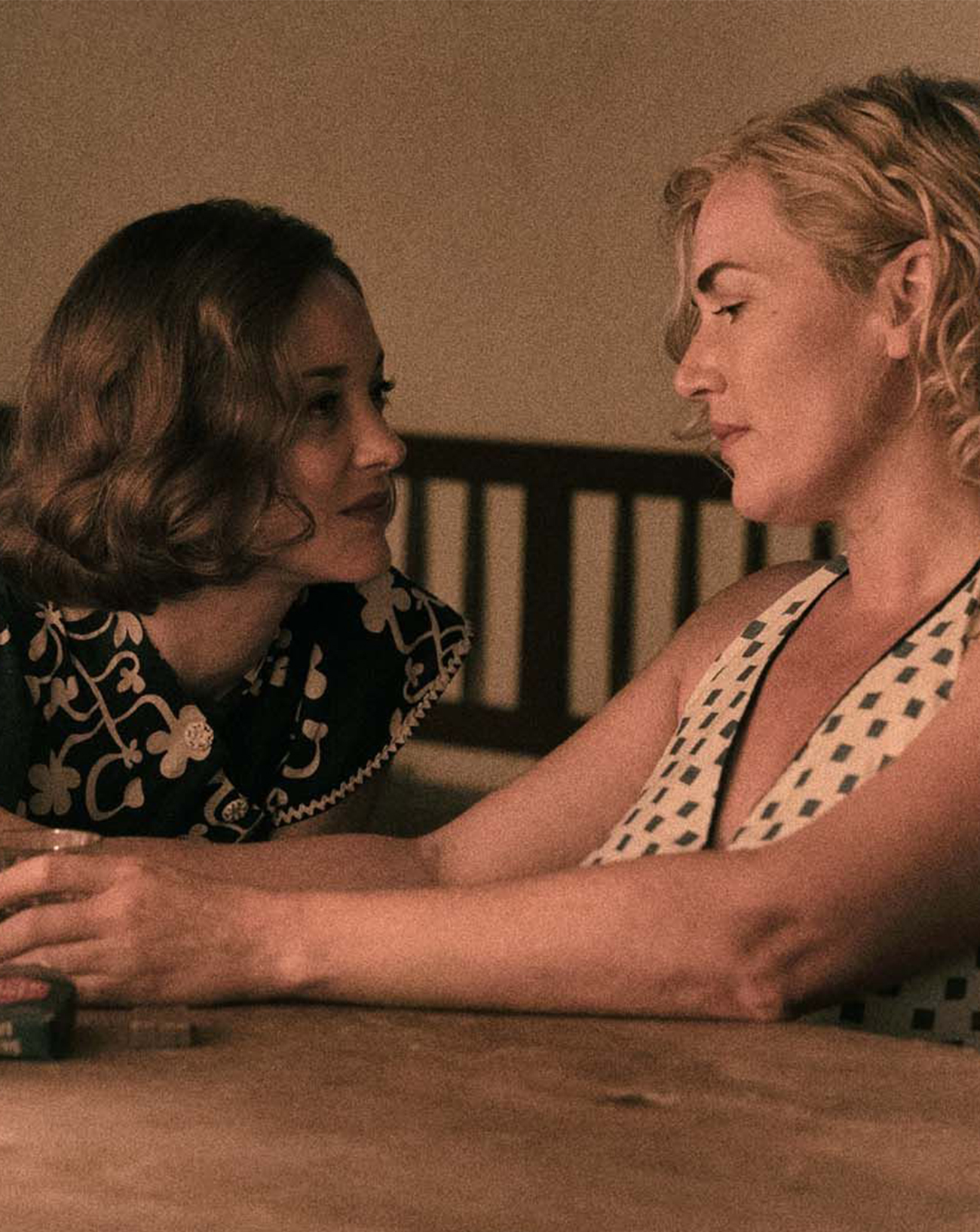 Kate Winslet et Marion Cotillard dans le film Lee Miller (2024) © Kimberley French/ Sky UK Ltd.
