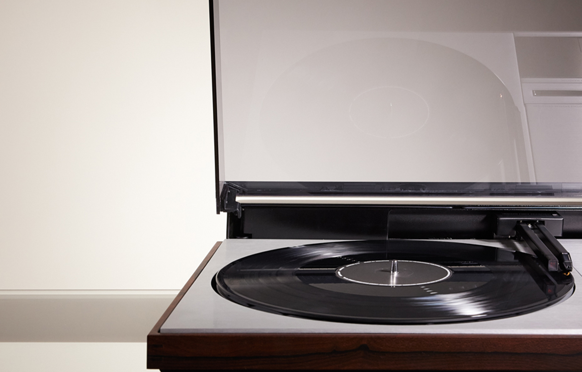Les platines Saint Laurent x Bang & Olufsen.