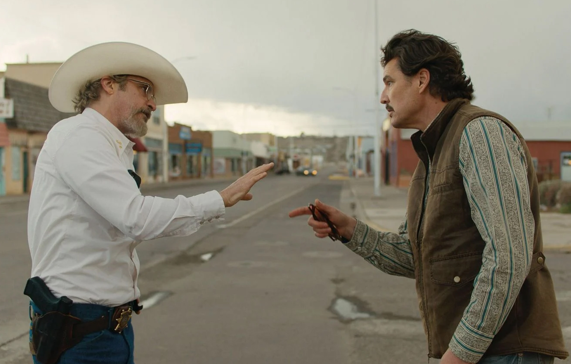 Pedro Pascal et Joaquin Phoenix dans le film Eddington (2025) © A24 Film.