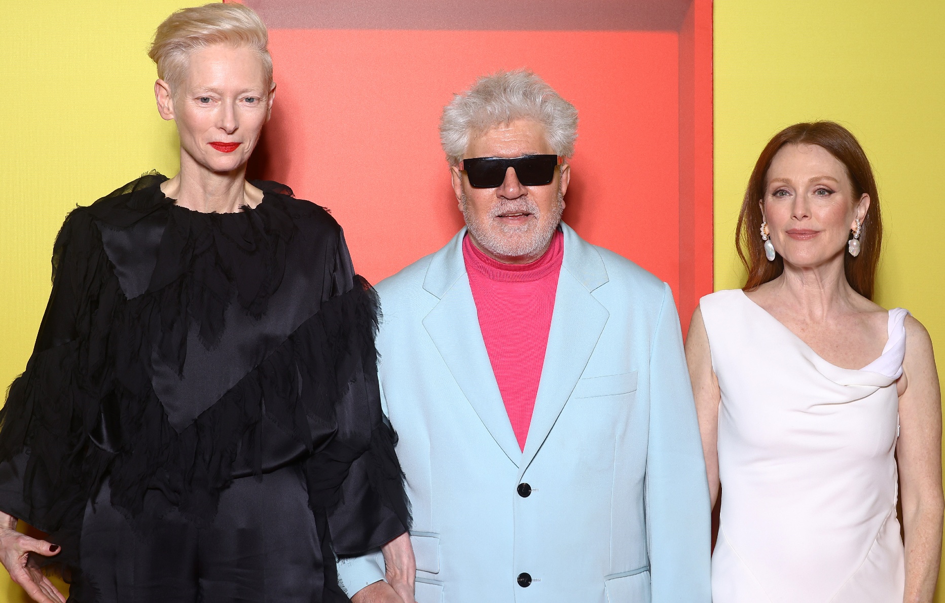 Tilda Swinton, Pedro Almodóvar et Julianne Moore à la projection de La Chambre d’à côté (The Room Next Door)au Pathé Palace à Paris, le 16 décembre 2024. Photo par Marc Piasecki/WireImage via Getty Images.
