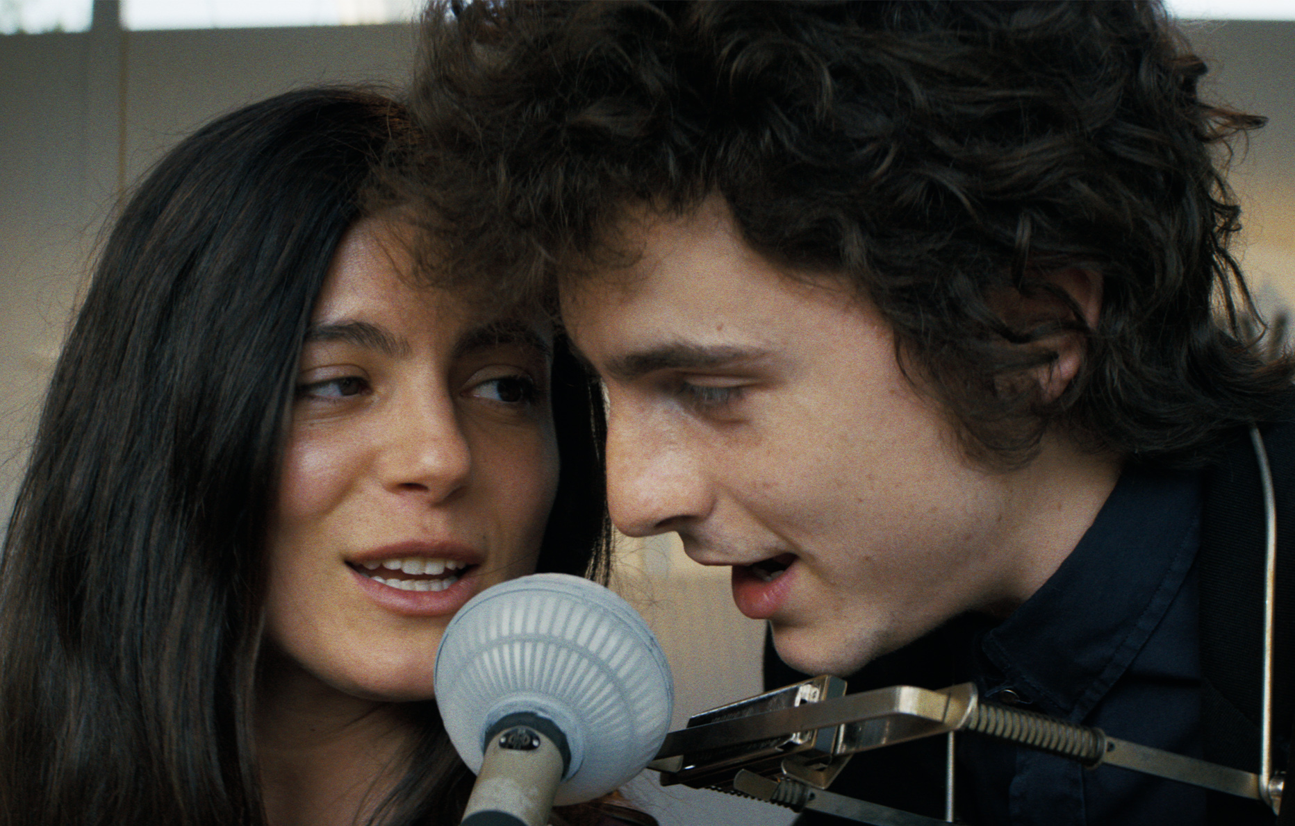 Monica Barbaro et Timothée Chalamet dans le film Un parfait inconnu (2025).