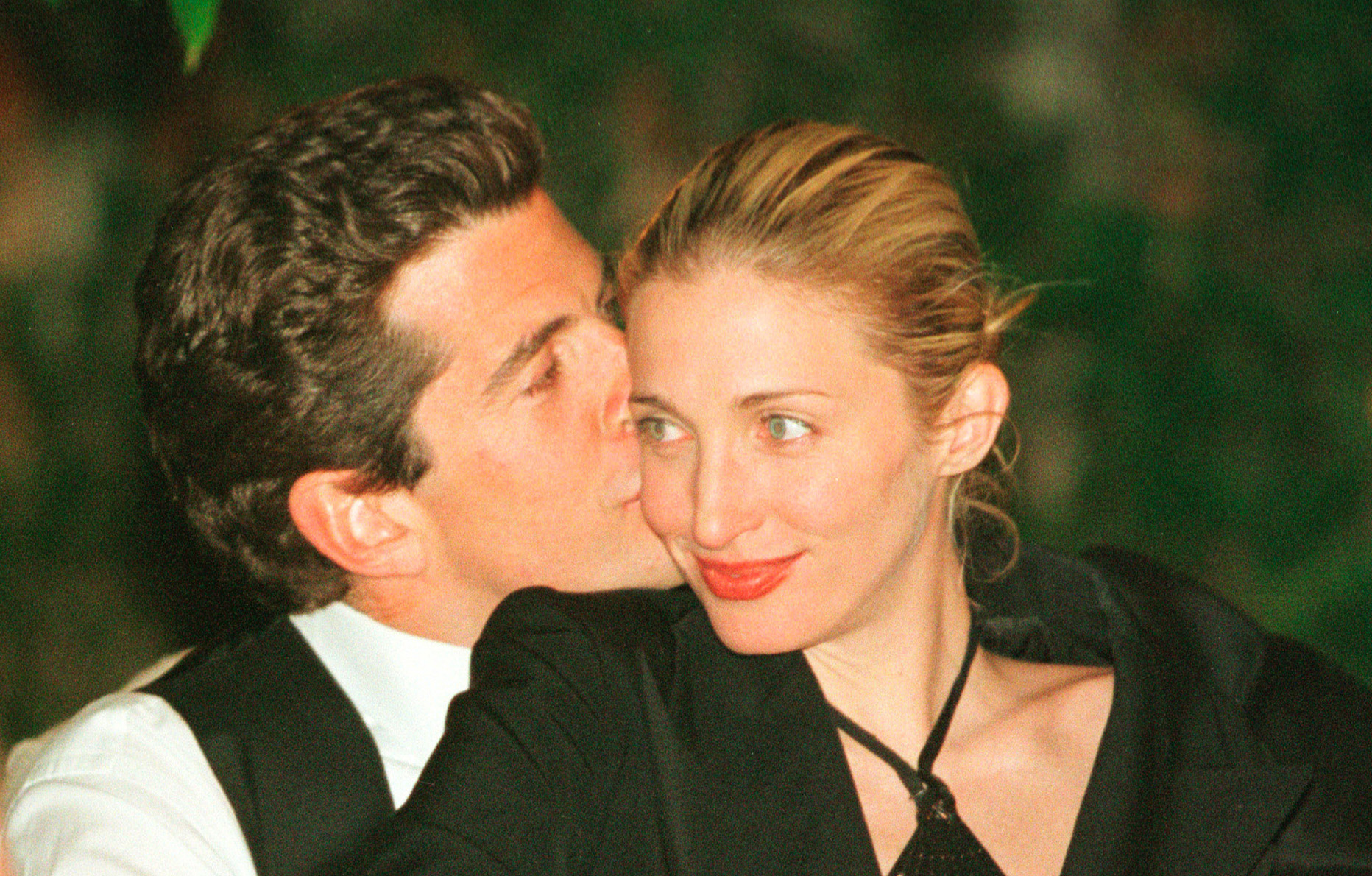 John F. Kennedy, Jr. et sa femme Carolyn lors du dîner annuel des correspondants de la Maison Blanche le 1er mai 1999 à Washington, D.C © Photo par Tyler Mallory/Liaison via GettyImages.
