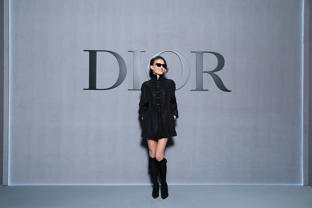 Natalie Portman au défilé Dior automne-hiver 2025-2026.