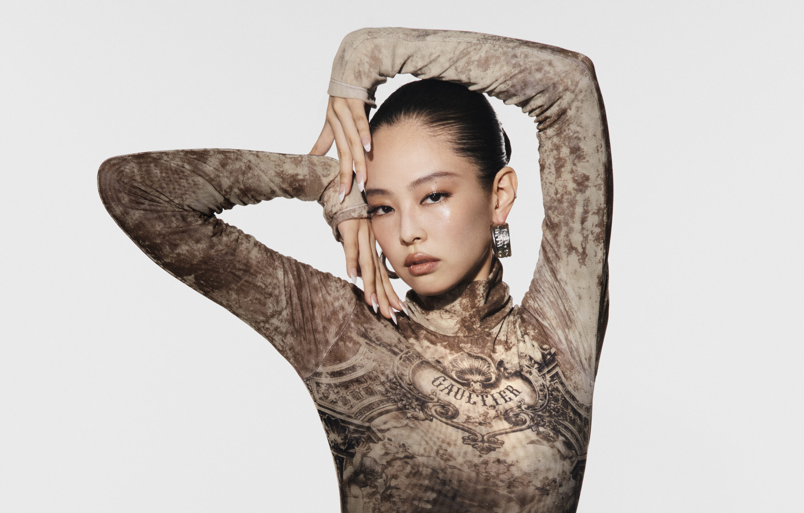 Photo de campagne de la chanteuse Jennie, égérie de la maison Jean Paul Gaultier.