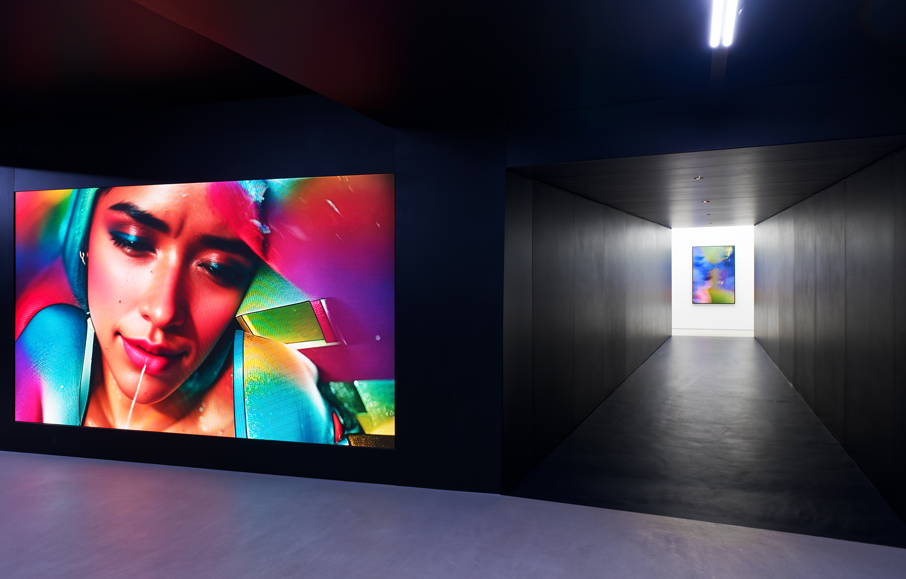 Œuvres des artistes Anhar Salem et Nanténé Traoré. Vue de l'exposition 1000 milliards d'images chez Reiffers Art Initiatives, Paris.