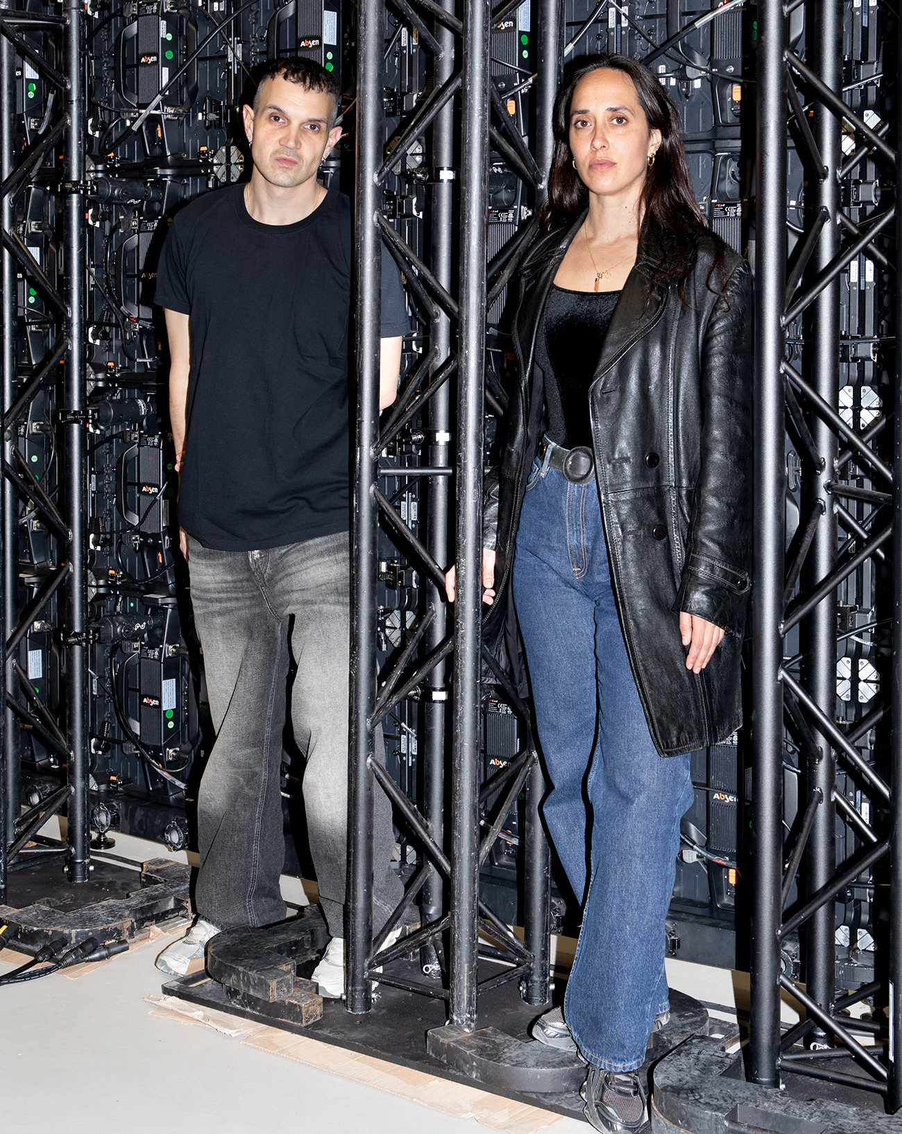 Caroline Poggi et Jonathan Vinel dans l'exposition 1000 milliards d'images du Prix Reiffers Art Initiatives à Paris.