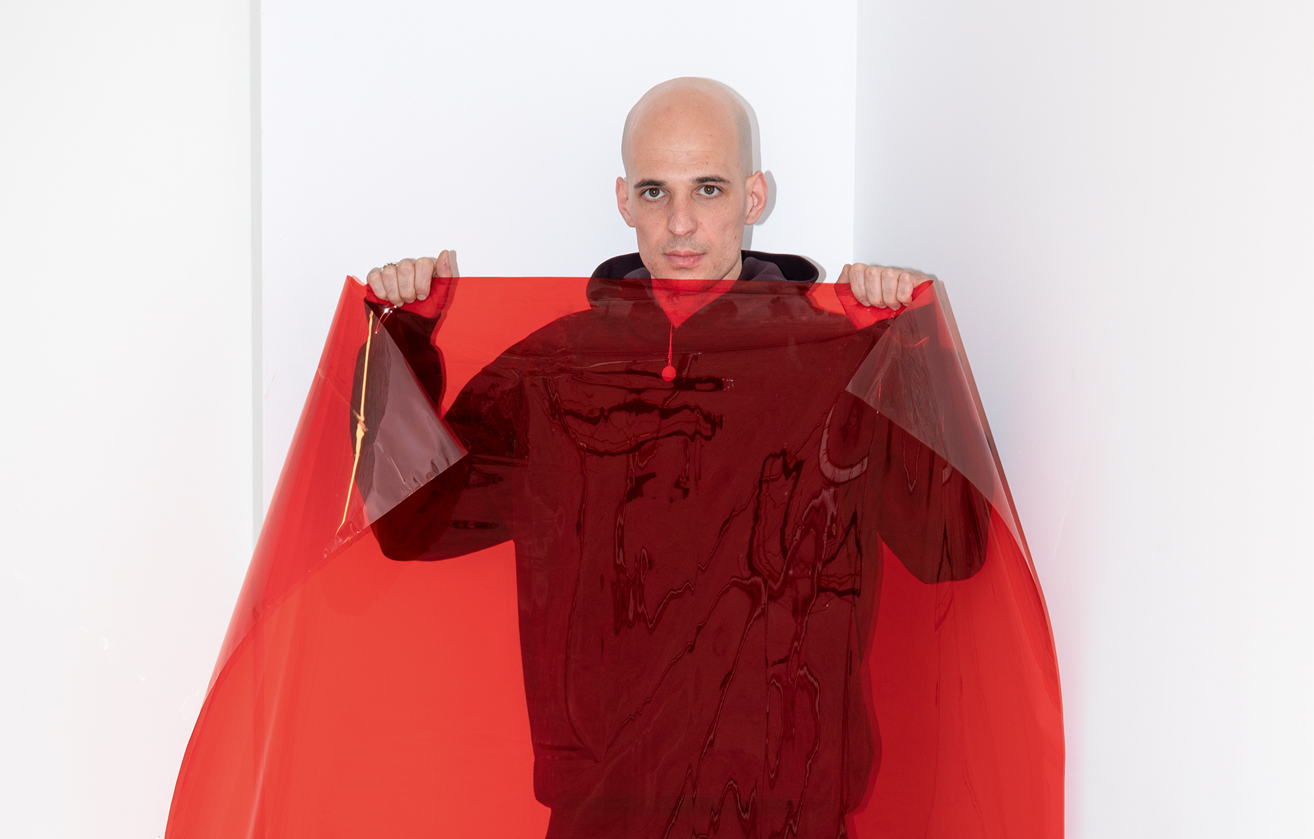 Jean-Vincent Simonet par Jonathan Llense dans l'exposition 1000 milliards d'images du Prix Reiffers Art Initiatives à Paris.