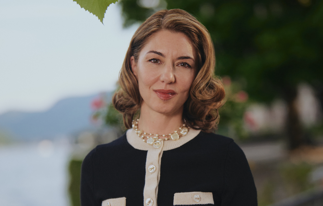Sofia Coppola habillée dans un ensemble en tweed Chanel au défilé Chanel Croisière 2025-2026.