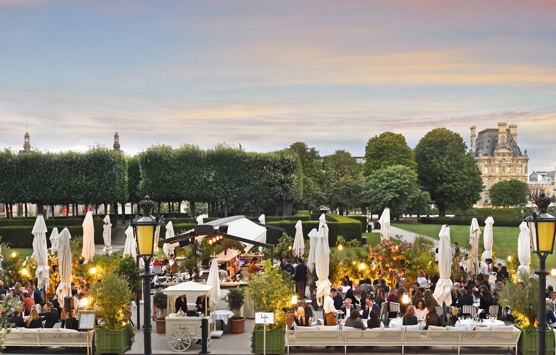 La terrasse du restaurant italien Loulou au jardin des tuileries à Paris