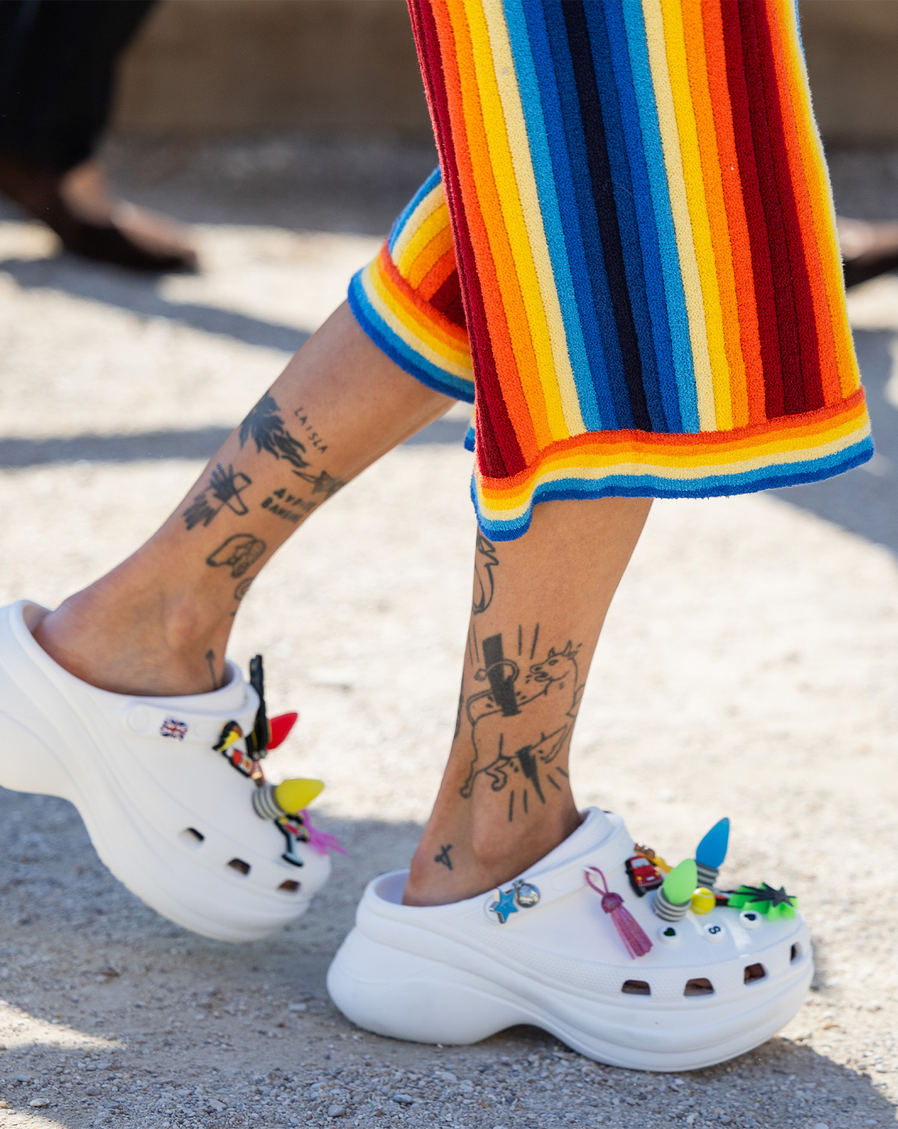 crocs compensées blanches à charms