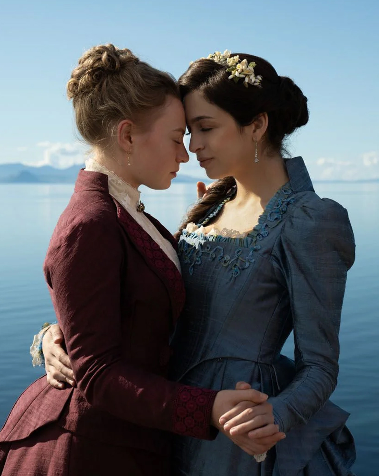 Mia Threapleton et Josie Totah dans la série The Buccaneers (saison 2) © Apple TV+.