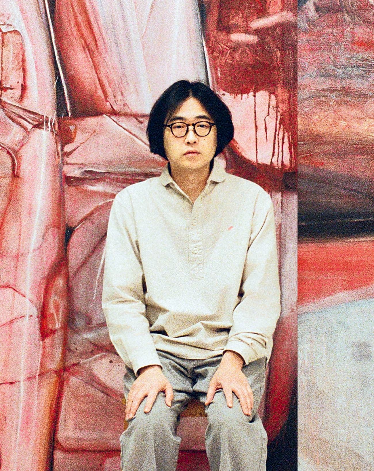 Le peintre Keunmin Lee photographié par Choi Narang dans son atelier à Séoul pour Numéro art.