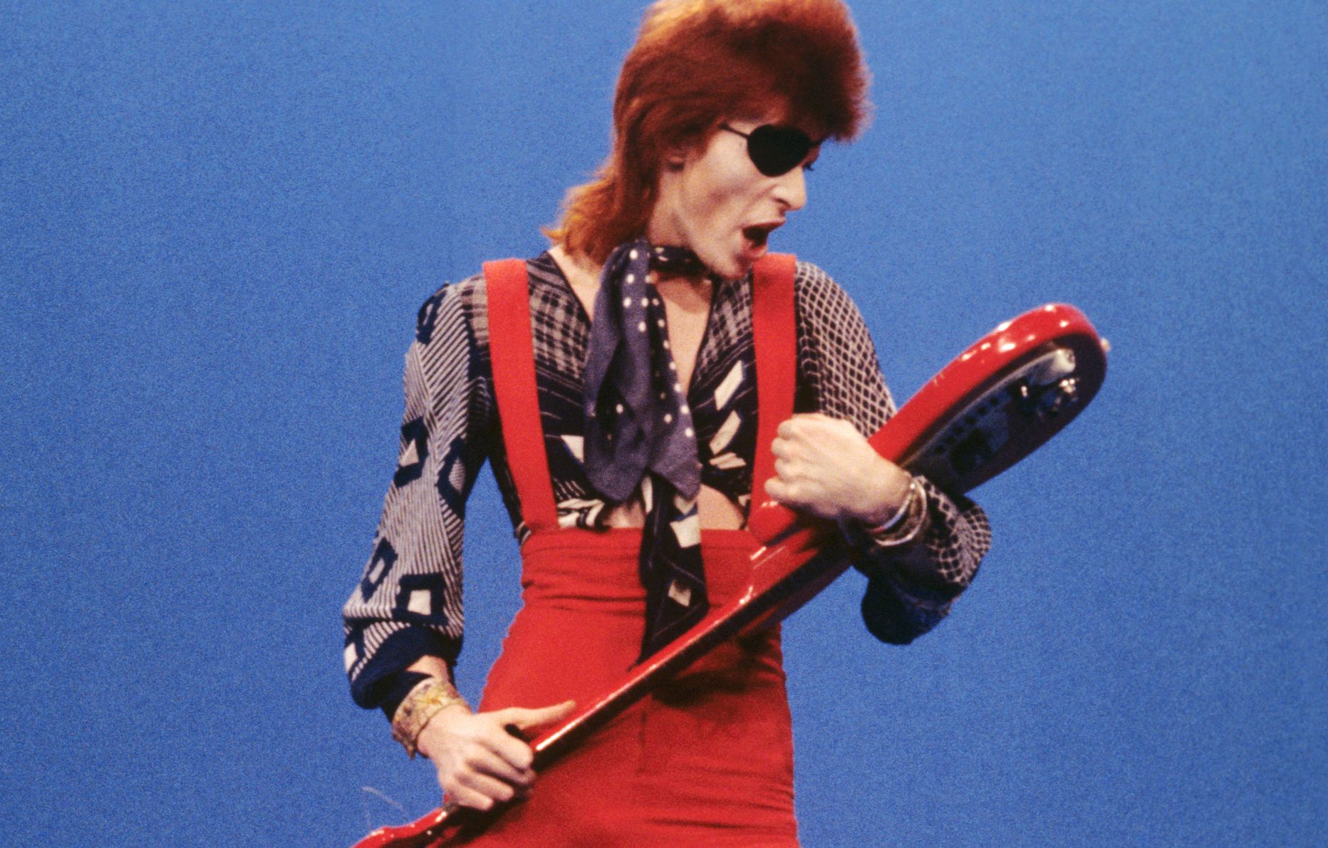 Le chanteur David Bowie interprétant la chanson Rebel Rebel lors de l’émission télévisée néerlandaise TopPop, portant un cache-œil, le 7 février 1974 à Hilversum, aux Pays-Bas.
