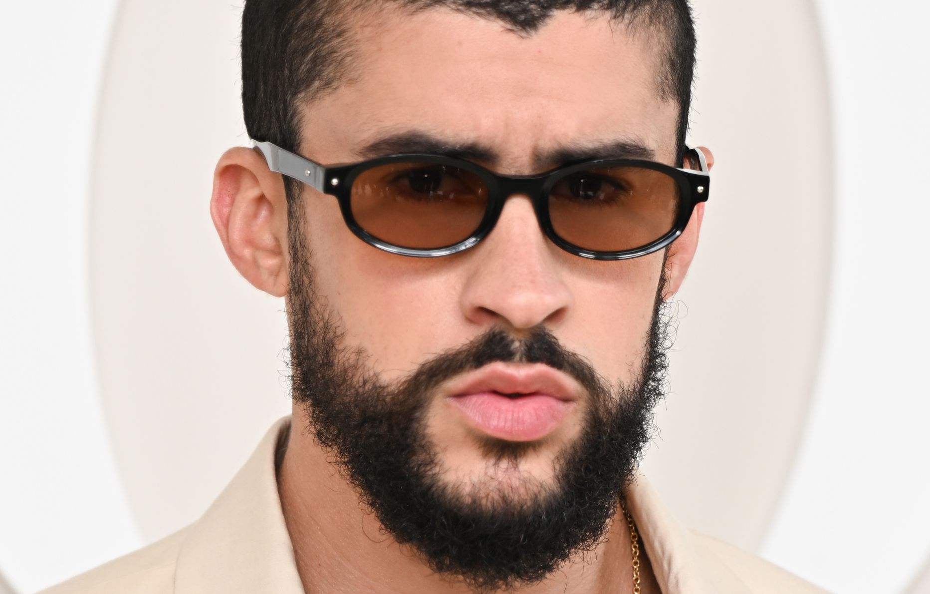 Le chanteur Bad Bunny, bientôt en concert à Paris, assiste au défilé Dior Homme Printemps/Été 2025 dans le cadre de la Fashion Week de Paris.