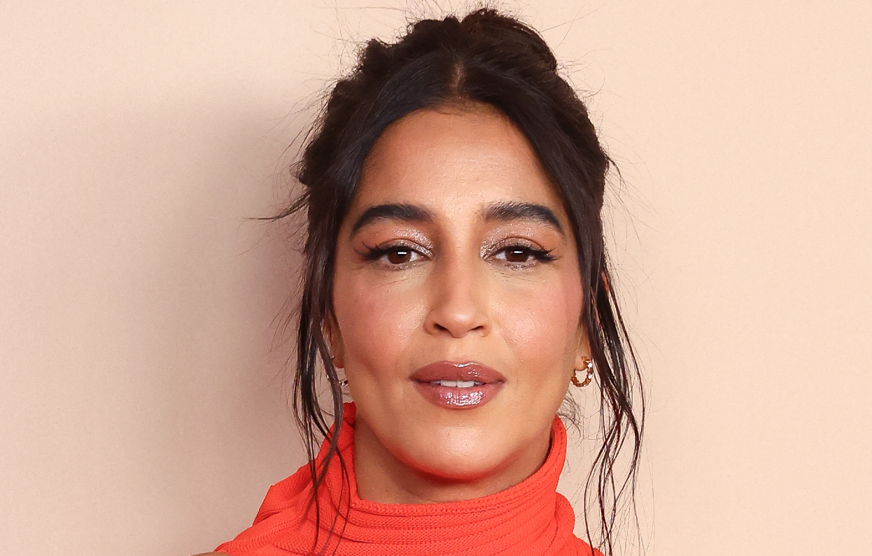 Dans une robe orange, l'actrice Leïla Bekhti prend la pose.