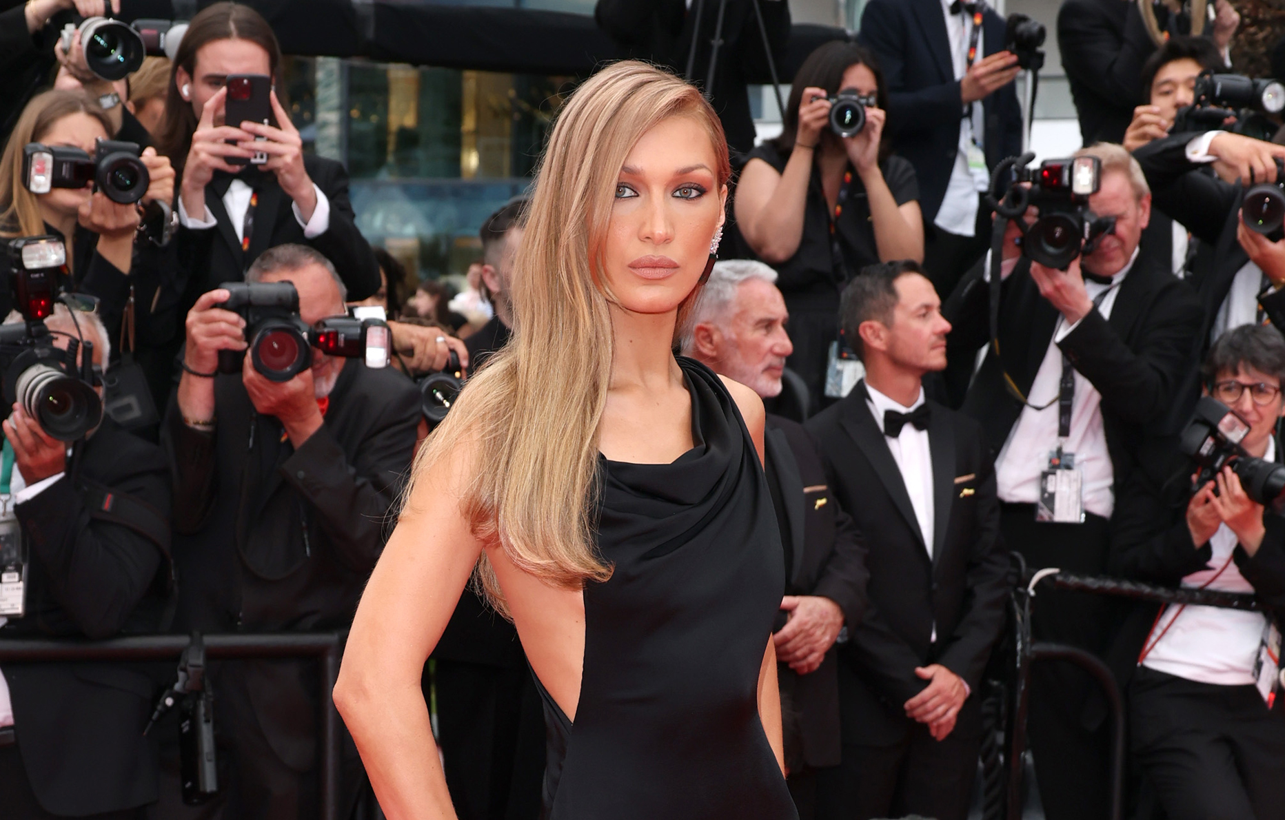 bella hadid en robe saint laurent à la cérémonie d'ouverture du festival de cannes 2025