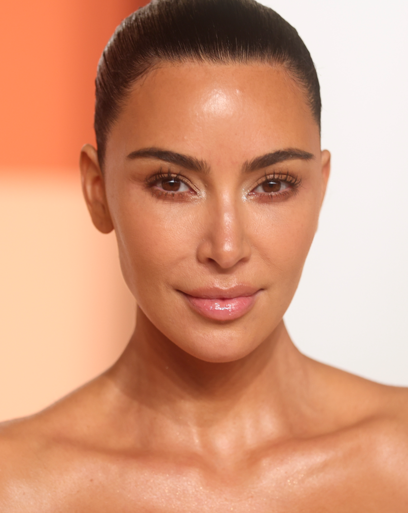 À l'affiche du film The Fifth Wheel, Kim Kardashian prend la pose sur un photocall dans une robe blanche.